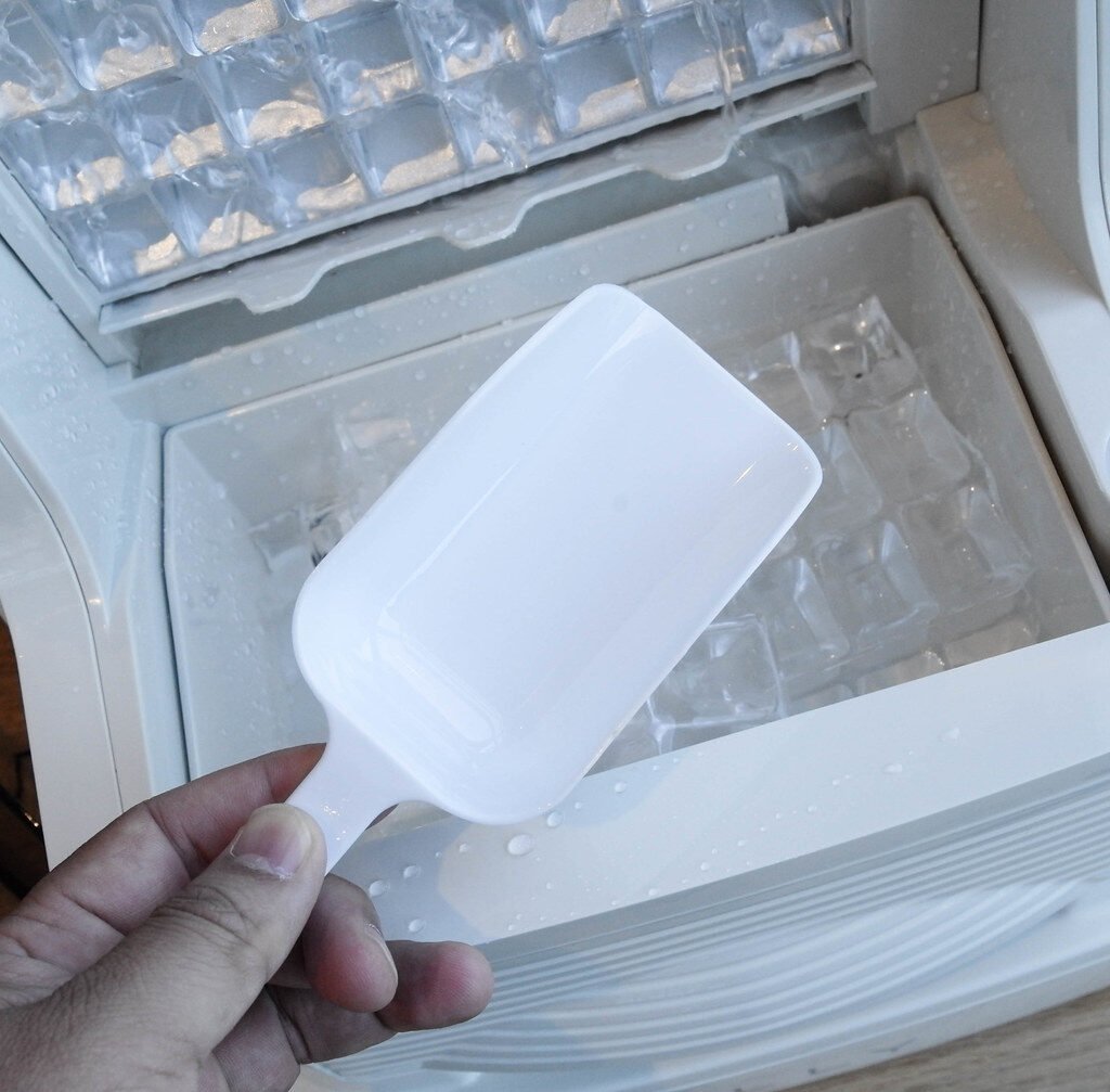 Countertop ice maker