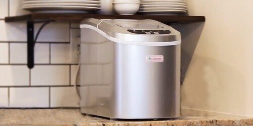 Best countertop ice maker sitting on a clean kitchen counter